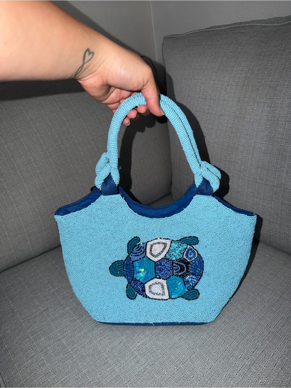 BRAND NEW VIRAL TURTLE BEADED BAG - AMERICA & BEYOND